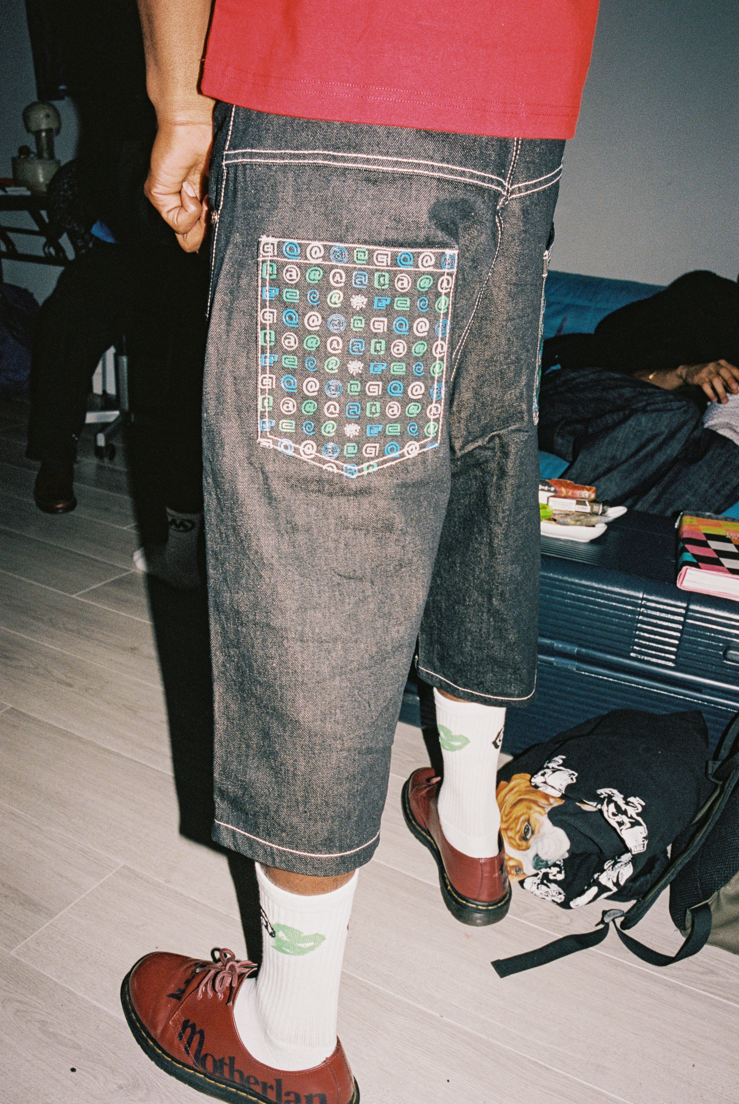 relaxed unisex denim shorts - pocket print - Image 3