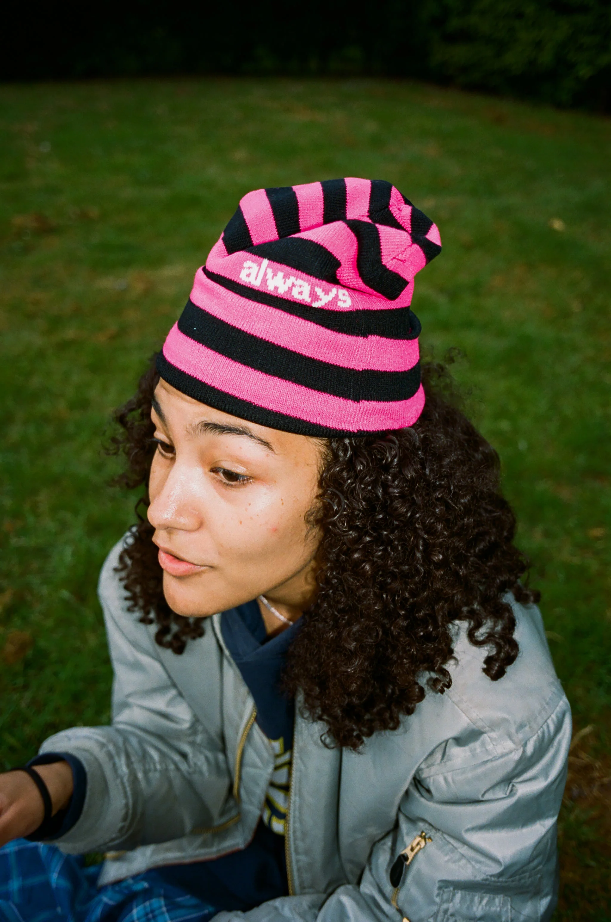 black / pink reversible cuff beanie - Image 2