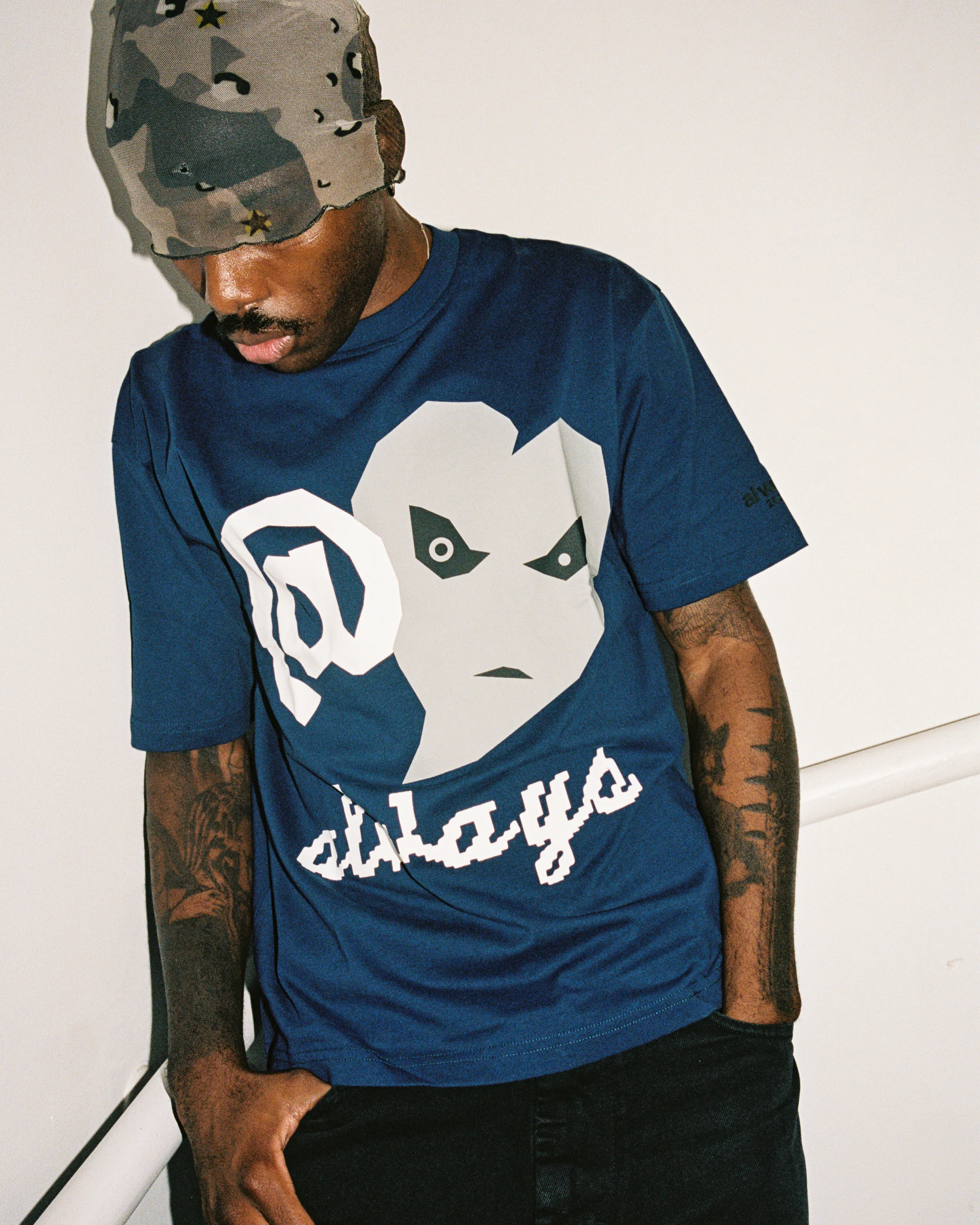 love is hard tshirt - navy - Image 4