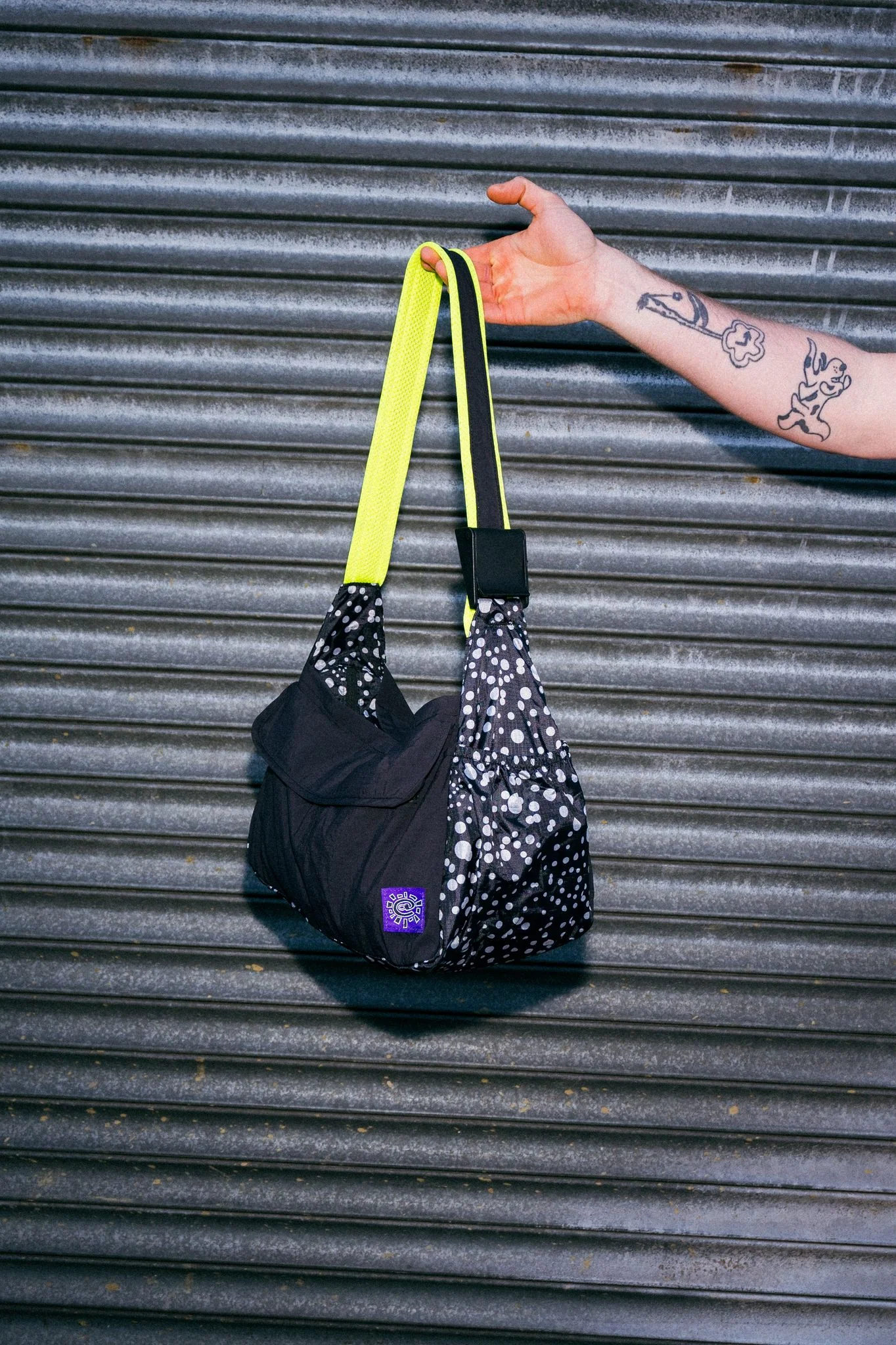 ripstop nylon crossbody bag - black/green - Image 5