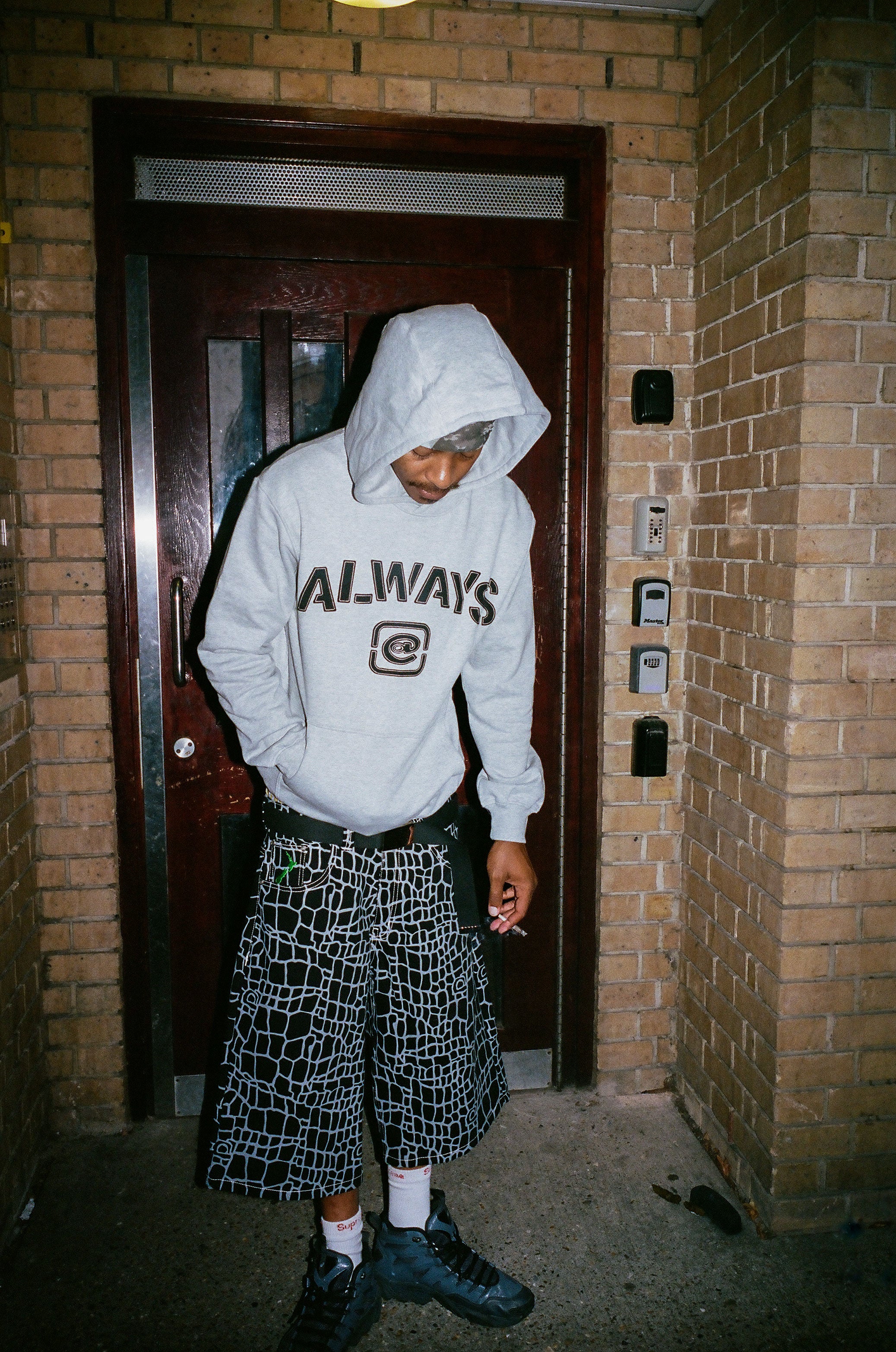 stencil applique hoodie - grey - Image 3